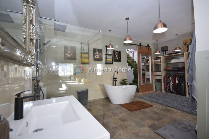 Image No.10-3 Bed Townhouse for sale