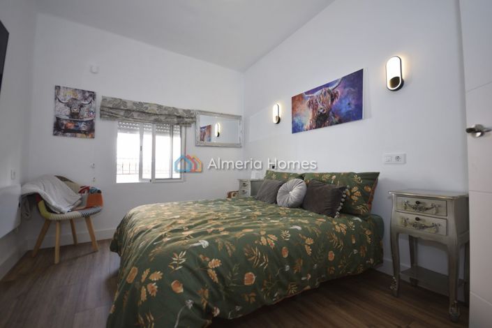 Image No.11-3 Bed Townhouse for sale