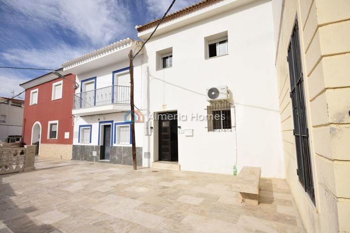 Image No.20-3 Bed Townhouse for sale