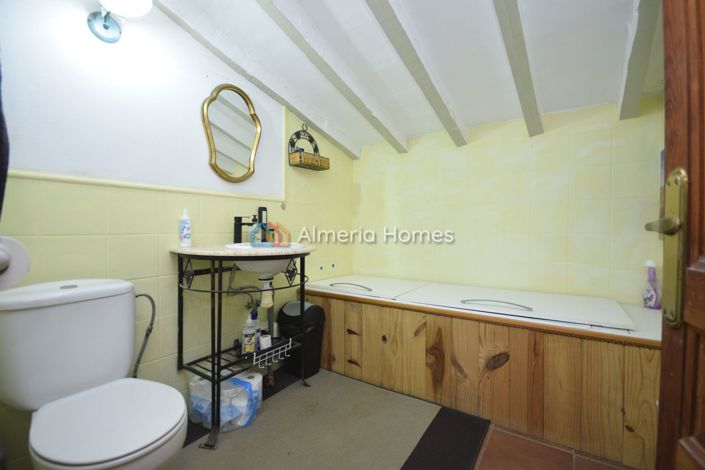 Image No.21-6 Bed Country House for sale