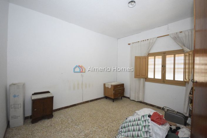 Image No.11-5 Bed Townhouse for sale