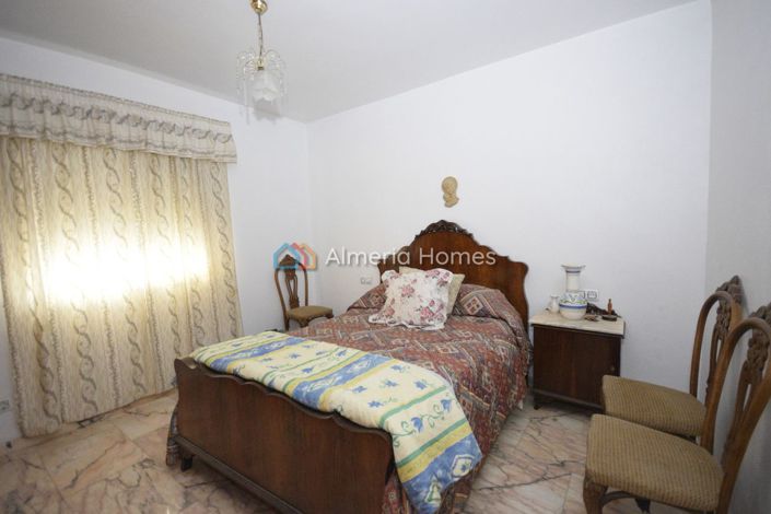 Image No.13-5 Bed Townhouse for sale