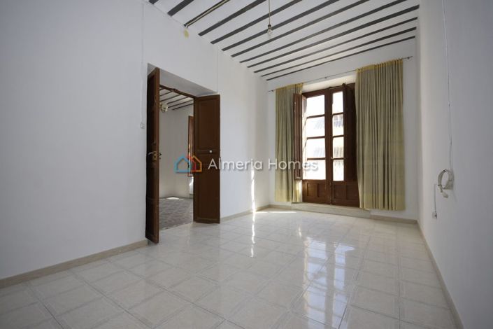 Image No.12-6 Bed Townhouse for sale