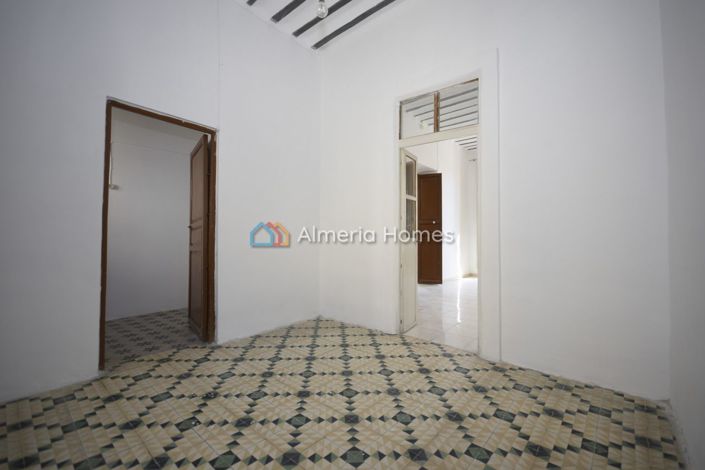 Image No.13-6 Bed Townhouse for sale