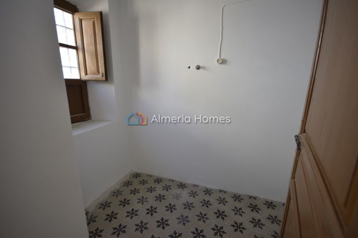 Image No.14-6 Bed Townhouse for sale