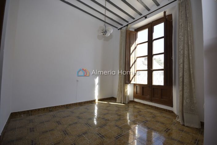 Image No.15-6 Bed Townhouse for sale