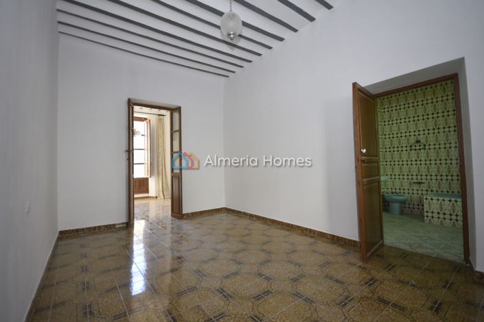 Image No.16-6 Bed Townhouse for sale