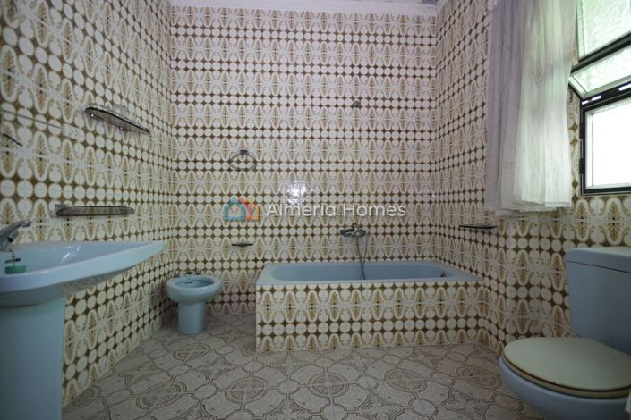 Image No.17-6 Bed Townhouse for sale