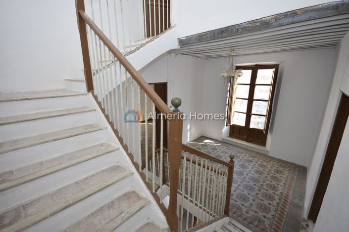 Image No.18-6 Bed Townhouse for sale