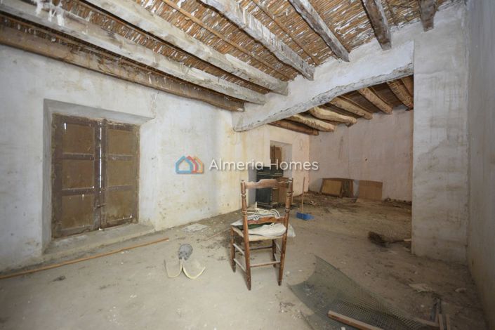 Image No.20-6 Bed Townhouse for sale