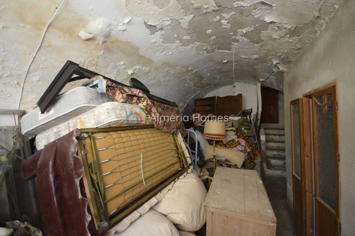 Image No.22-6 Bed Townhouse for sale