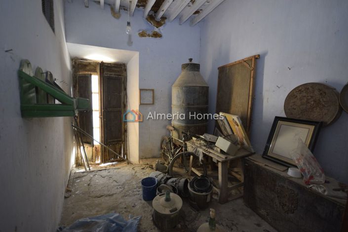 Image No.24-6 Bed Townhouse for sale