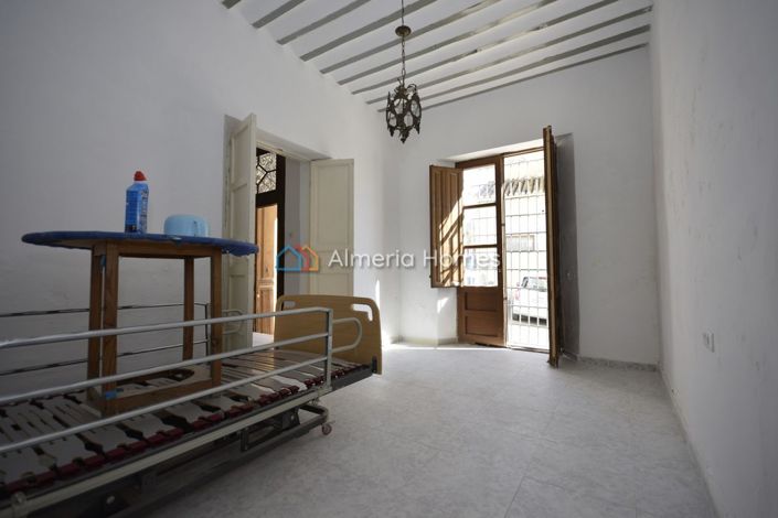 Image No.6-6 Bed Townhouse for sale