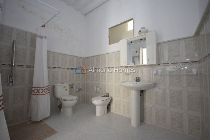 Image No.7-6 Bed Townhouse for sale