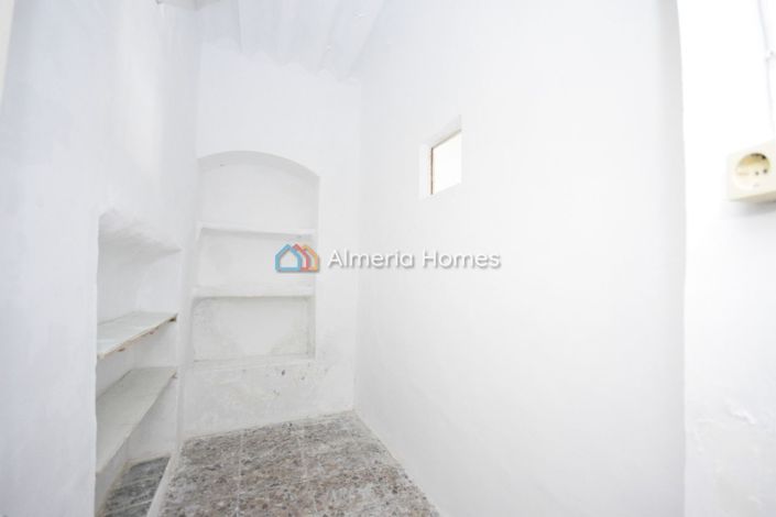 Image No.9-6 Bed Townhouse for sale