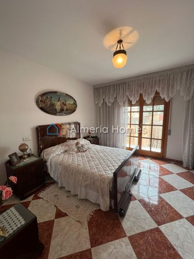 Image No.13-3 Bed Townhouse for sale