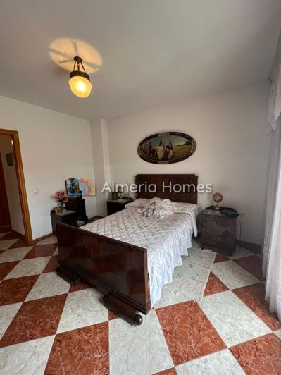 Image No.8-3 Bed Townhouse for sale