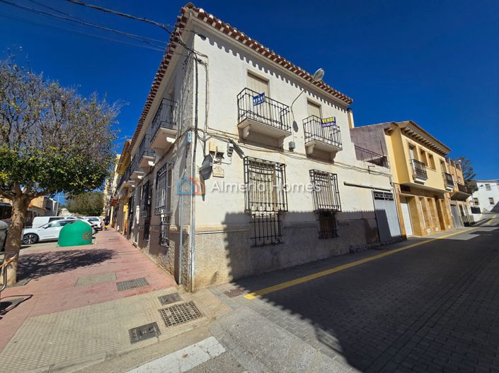 Image No.2-4 Bed Townhouse for sale