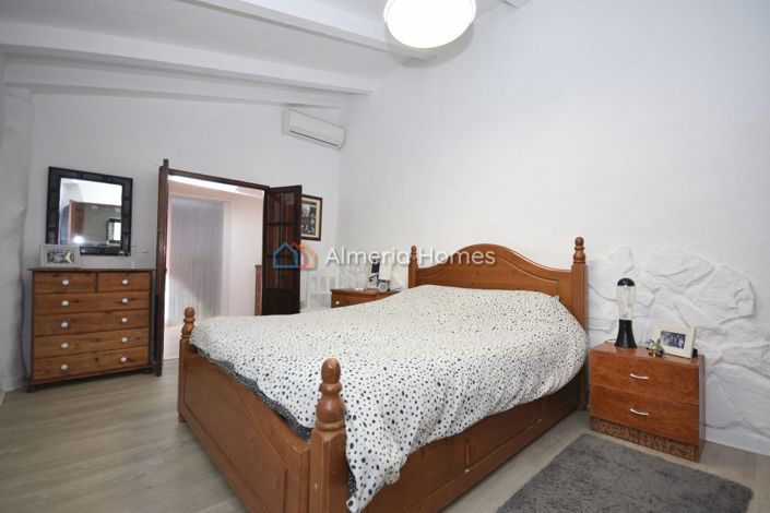 Image No.17-2 Bed Country House for sale