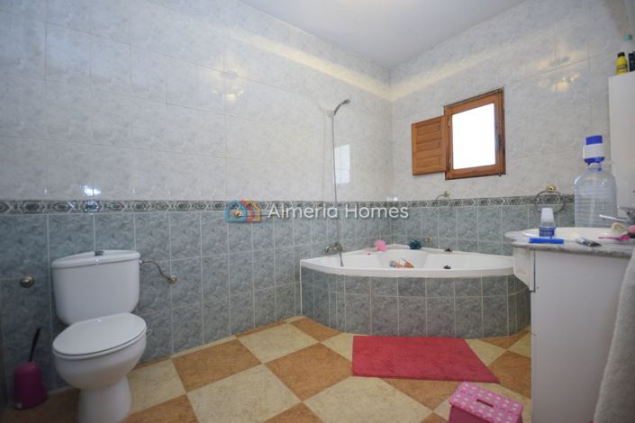 Image No.27-6 Bed Country House for sale