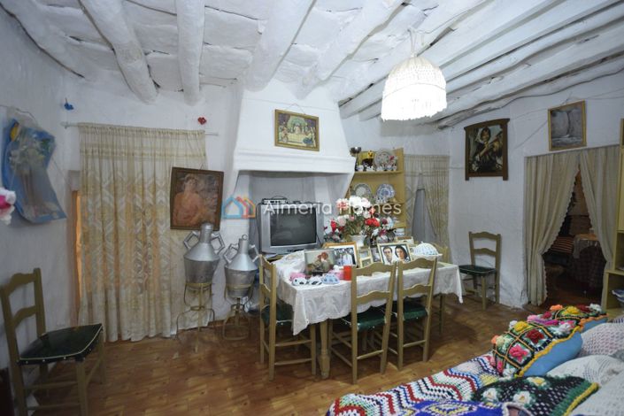 Image No.15-7 Bed Townhouse for sale