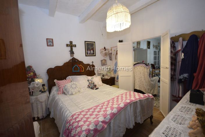 Image No.16-7 Bed Townhouse for sale