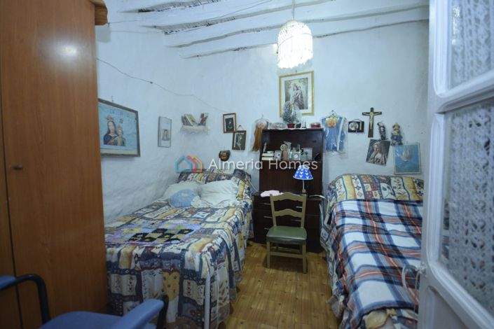 Image No.19-7 Bed Townhouse for sale