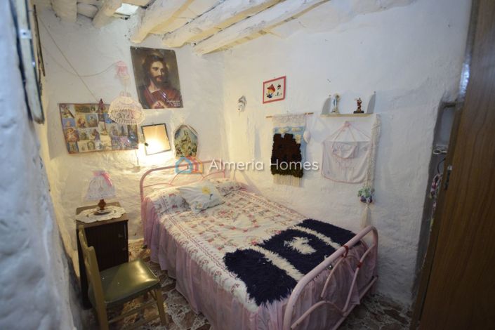 Image No.20-7 Bed Townhouse for sale