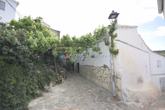 Image No.5-7 Bed Townhouse for sale
