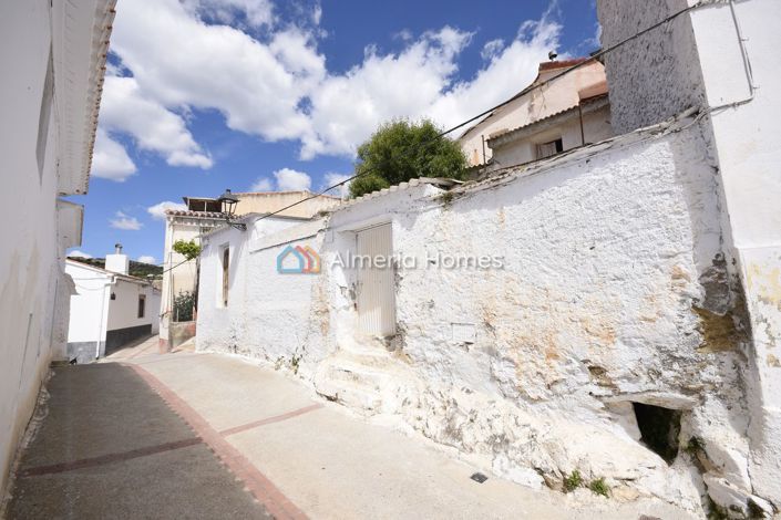 Image No.7-7 Bed Townhouse for sale