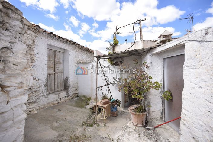 Image No.8-7 Bed Townhouse for sale