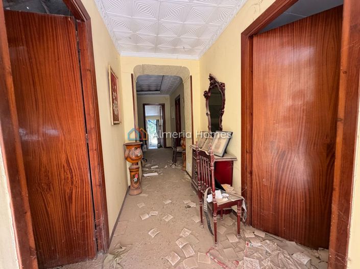 Image No.4-4 Bed Townhouse for sale