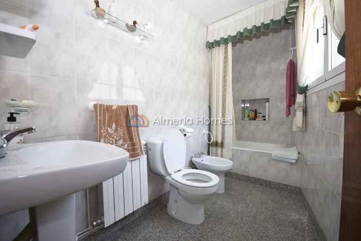 Image No.11-8 Bed Villa for sale