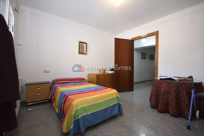 Image No.12-8 Bed Villa for sale