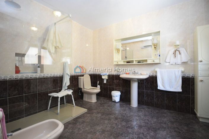 Image No.13-8 Bed Villa for sale