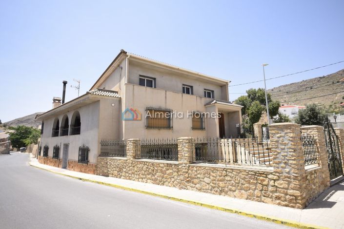 Image No.2-8 Bed Villa for sale