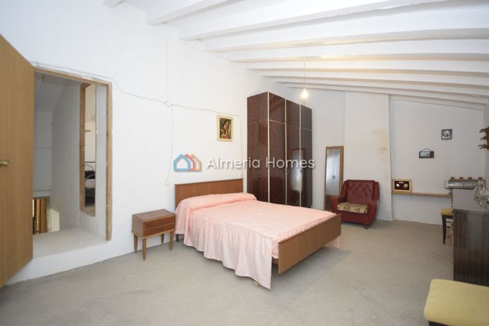 Image No.11-6 Bed Country House for sale