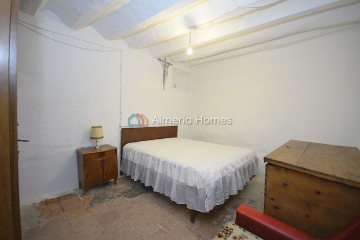 Image No.8-6 Bed Country House for sale
