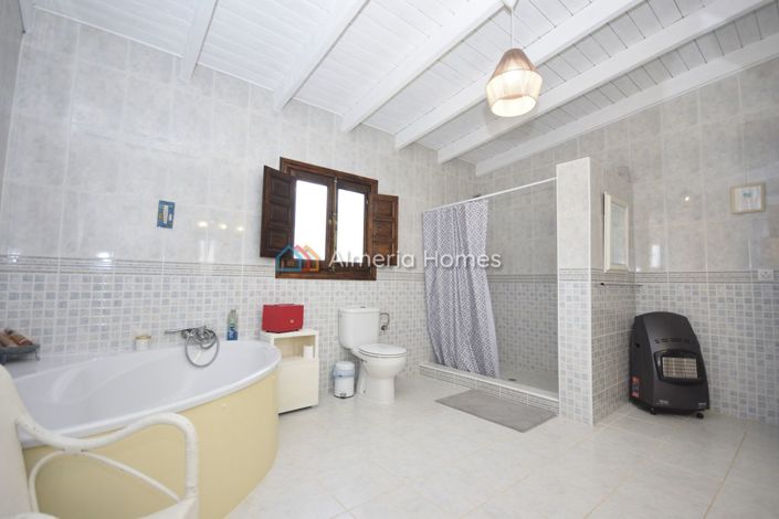 Image No.14-6 Bed Country House for sale