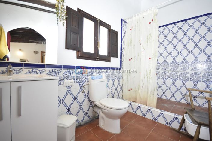 Image No.26-6 Bed Country House for sale