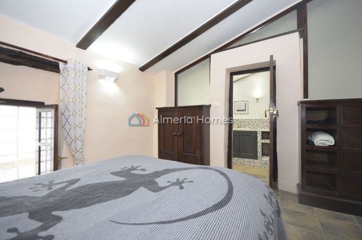 Image No.17-4 Bed Townhouse for sale