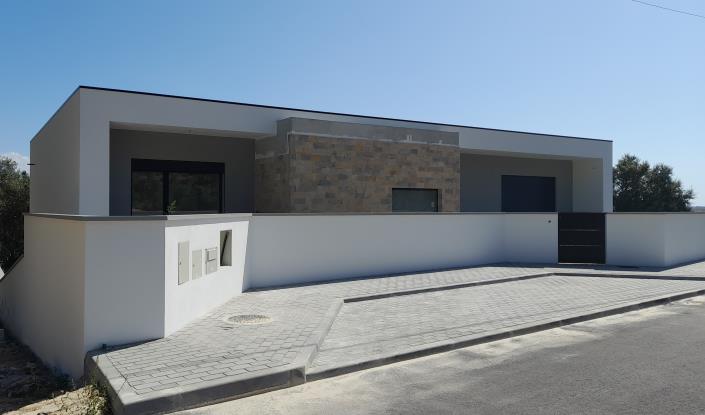 Image No.1-3 Bed House for sale