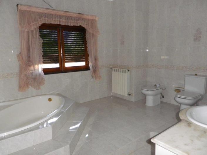 Image No.16-5 Bed Property for sale