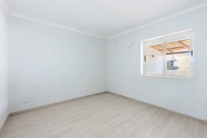 Image No.12-3 Bed Townhouse for sale