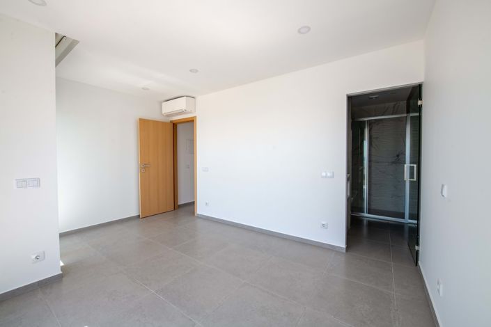 Image No.21-6 Bed Townhouse for sale