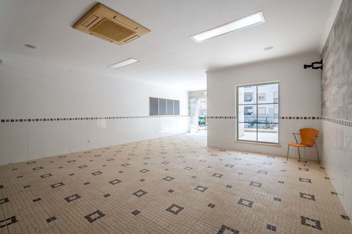 Image No.8-Commercial à vendre à Lagos