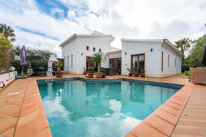 Vila do Bispo, Villa