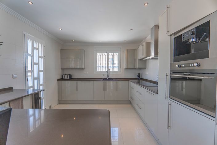 Image No.4-6 Bed Villa for sale