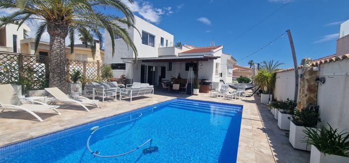 Image No.1-4 Bed Villa for sale