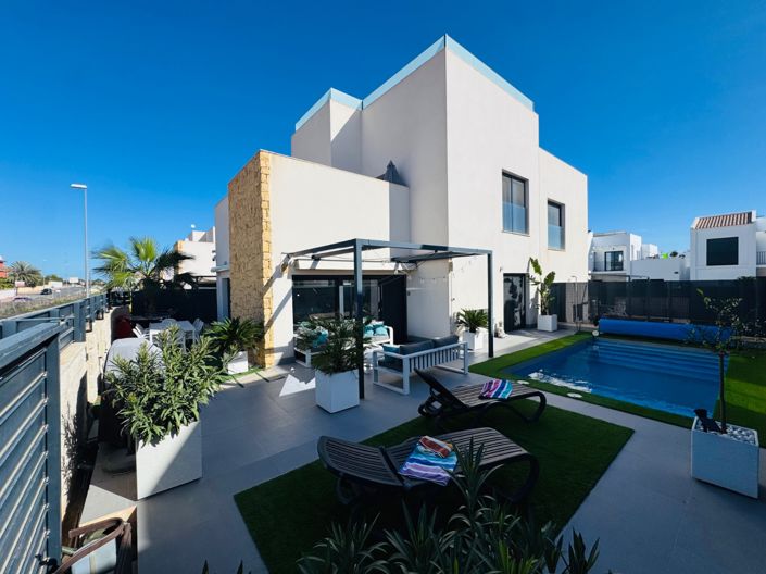 Image No.1-4 Bed House for sale